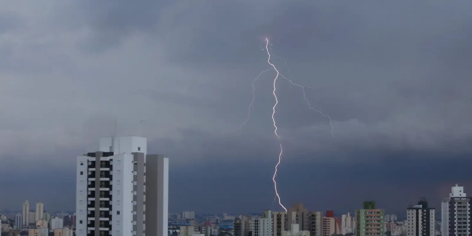 Temporais em São Paulo causam desabamentos, quedas de árvores e inundações