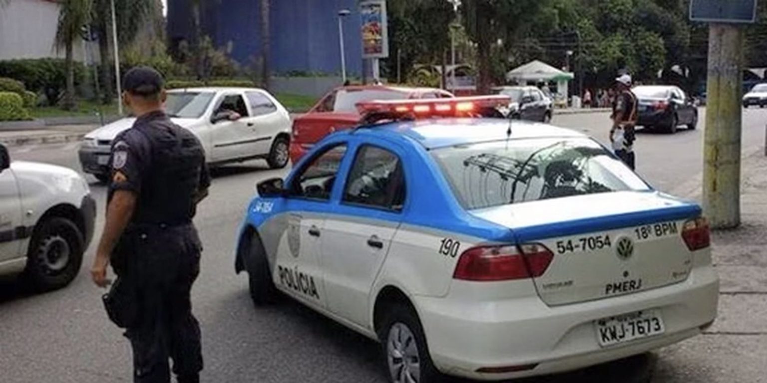 Dois policiais militares do Rio morrem por tiros de fuzil Em cinco