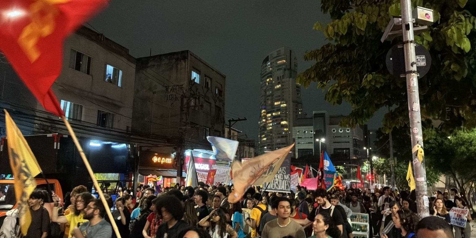 Estudantes protestam contra cortes em universidades paulistas