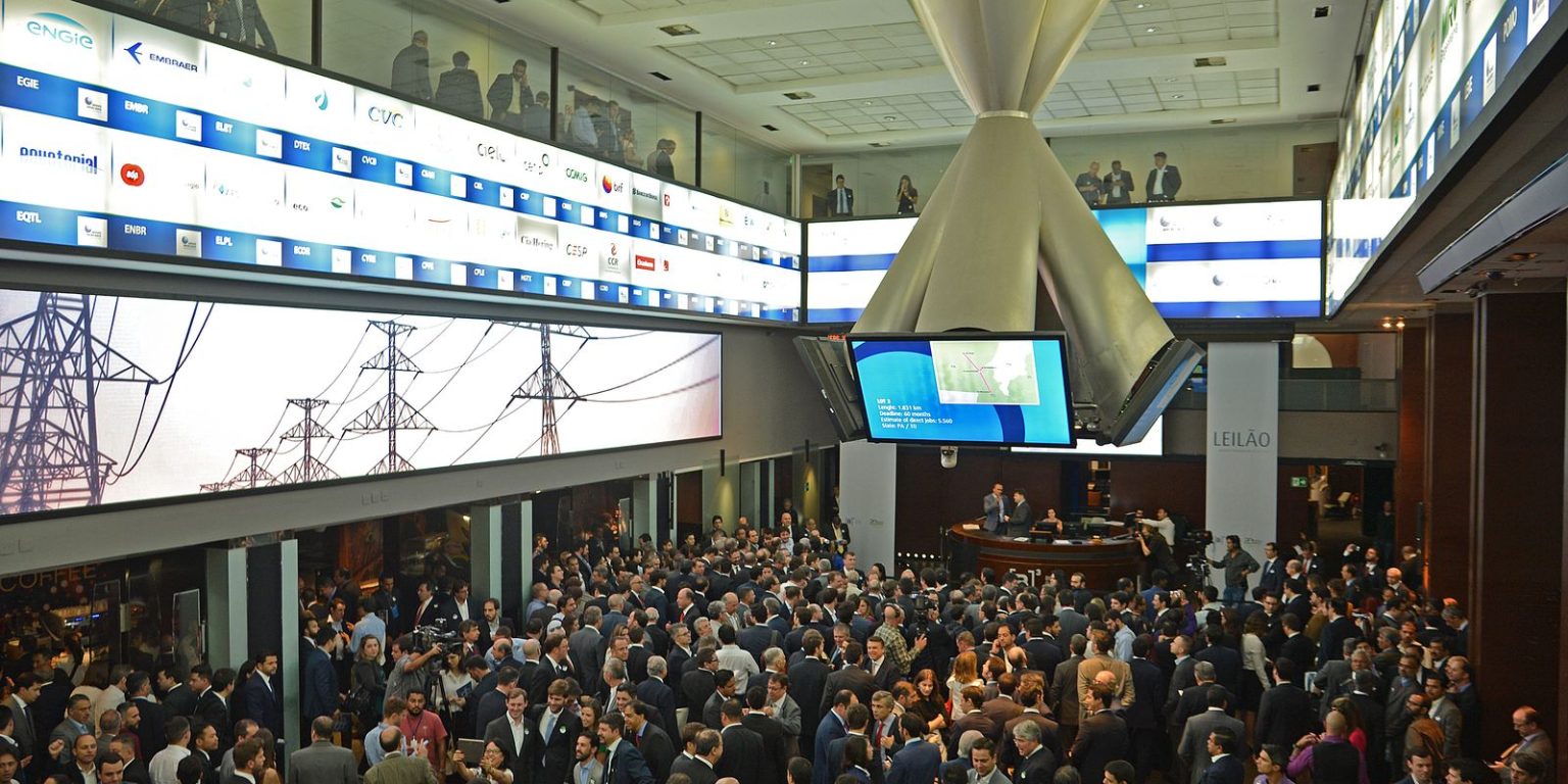 Ibovespa volta aos 174 mil pontos: apostas na Selic derrubam o dólar