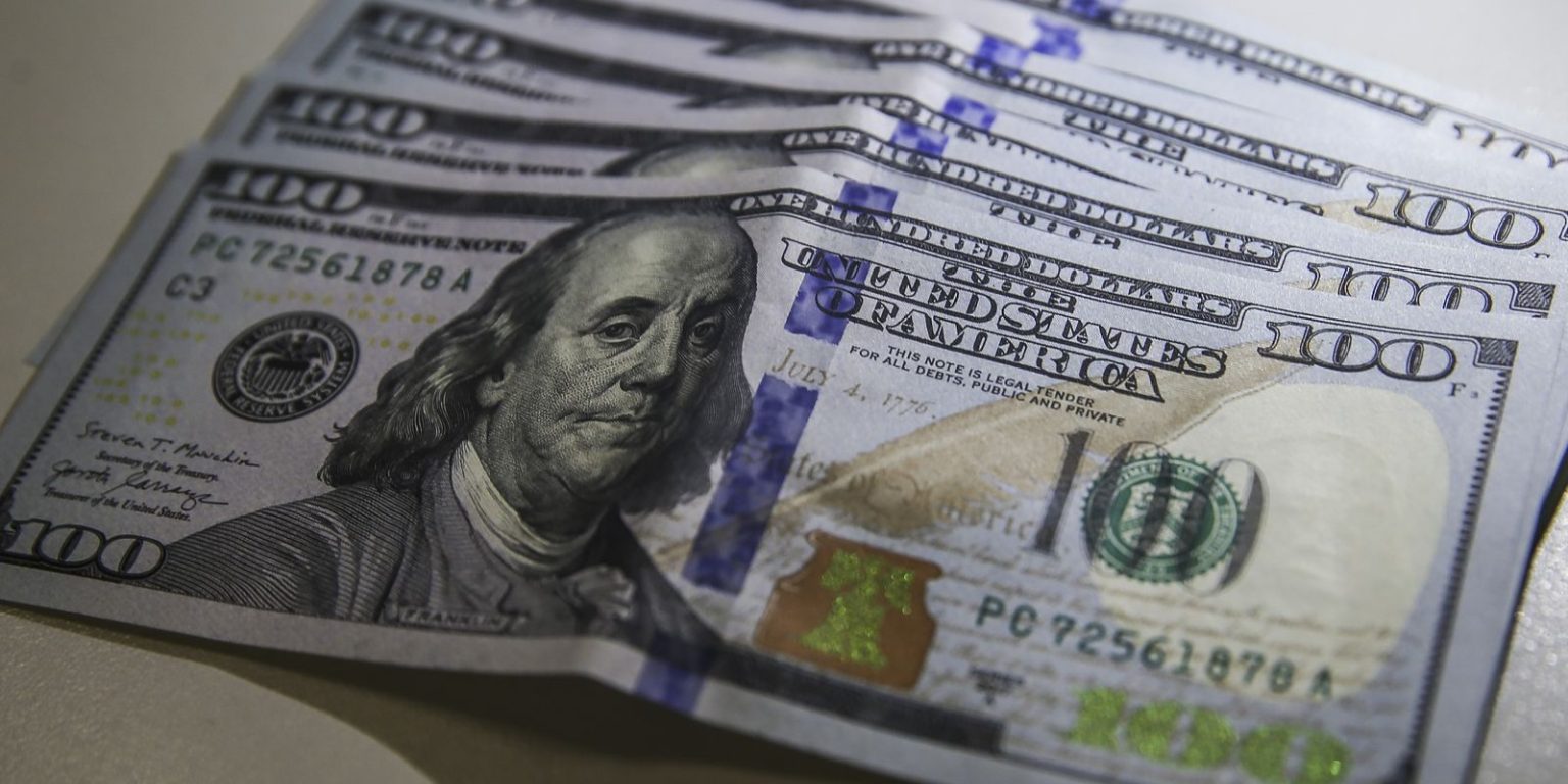 Dólar encerra o dia estável em R$ 5,08, mas registra queda semanal