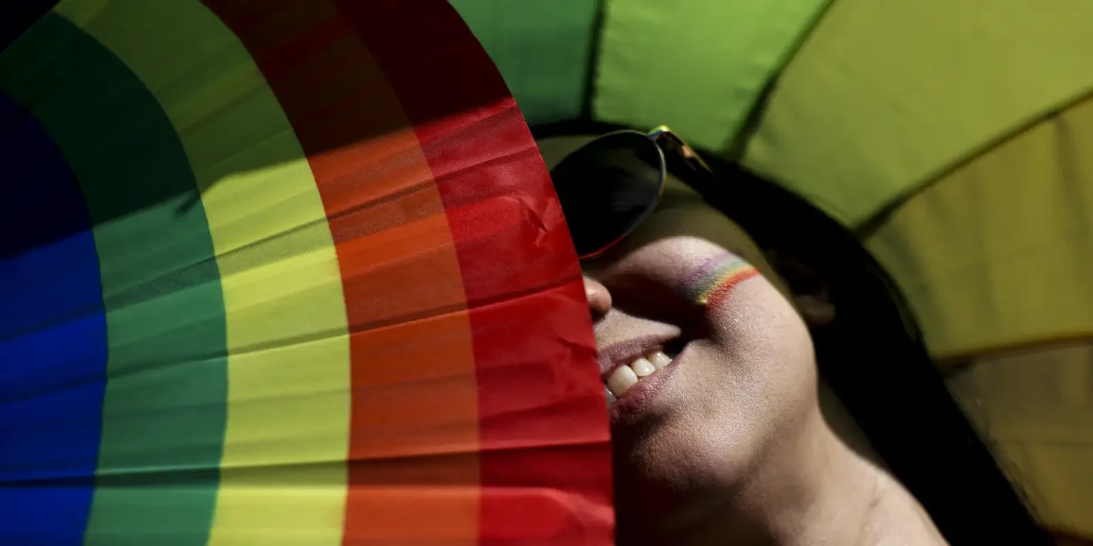 Parada do Orgulho LGBT+ toma a Esplanada em Brasília com foco no