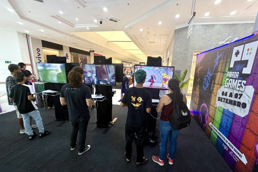 Praia Grande sedia evento geek com games, cosplay e dubladores
