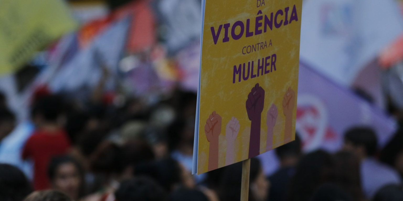 Plataformas digitais devem detalhar canais de denúncia de violência contra mulheres