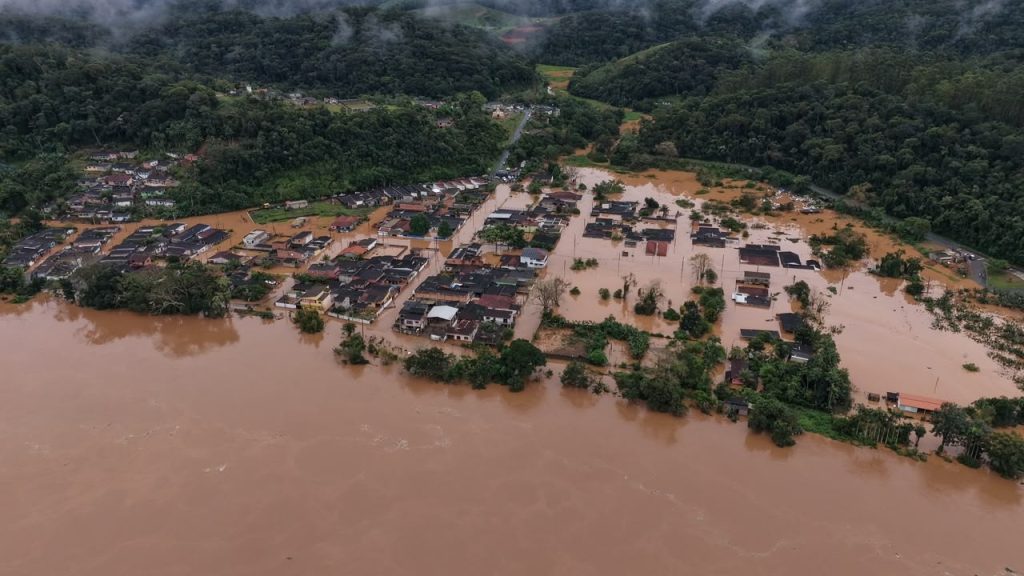 Cheia do Rio Ribeira isola comunidades e desabriga Centenas de famílias em