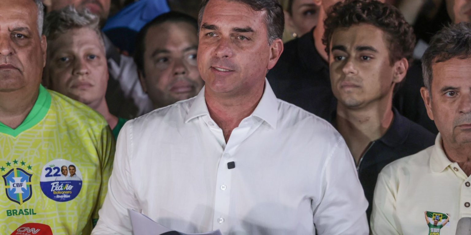 Flávio Bolsonaro agradece Milei e Trump após fuga do Brasil