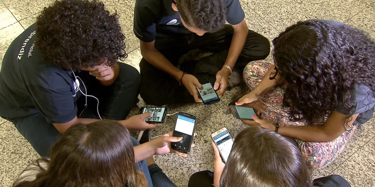 Maioria dos adultos brasileiros desaprova uso de celular por crianças pequenas